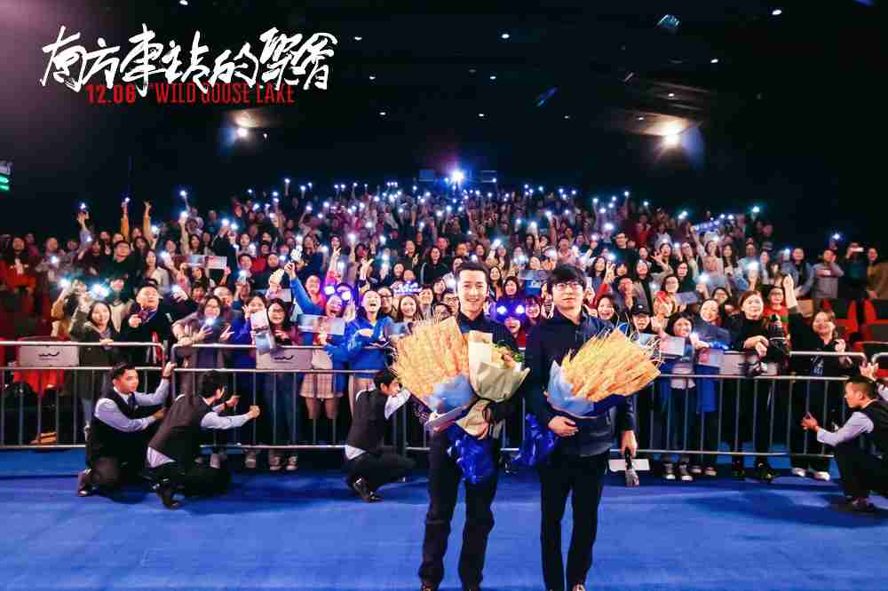 导演刁亦男、、胡歌与观众合影 导演刁亦男、、、胡歌与观众合影